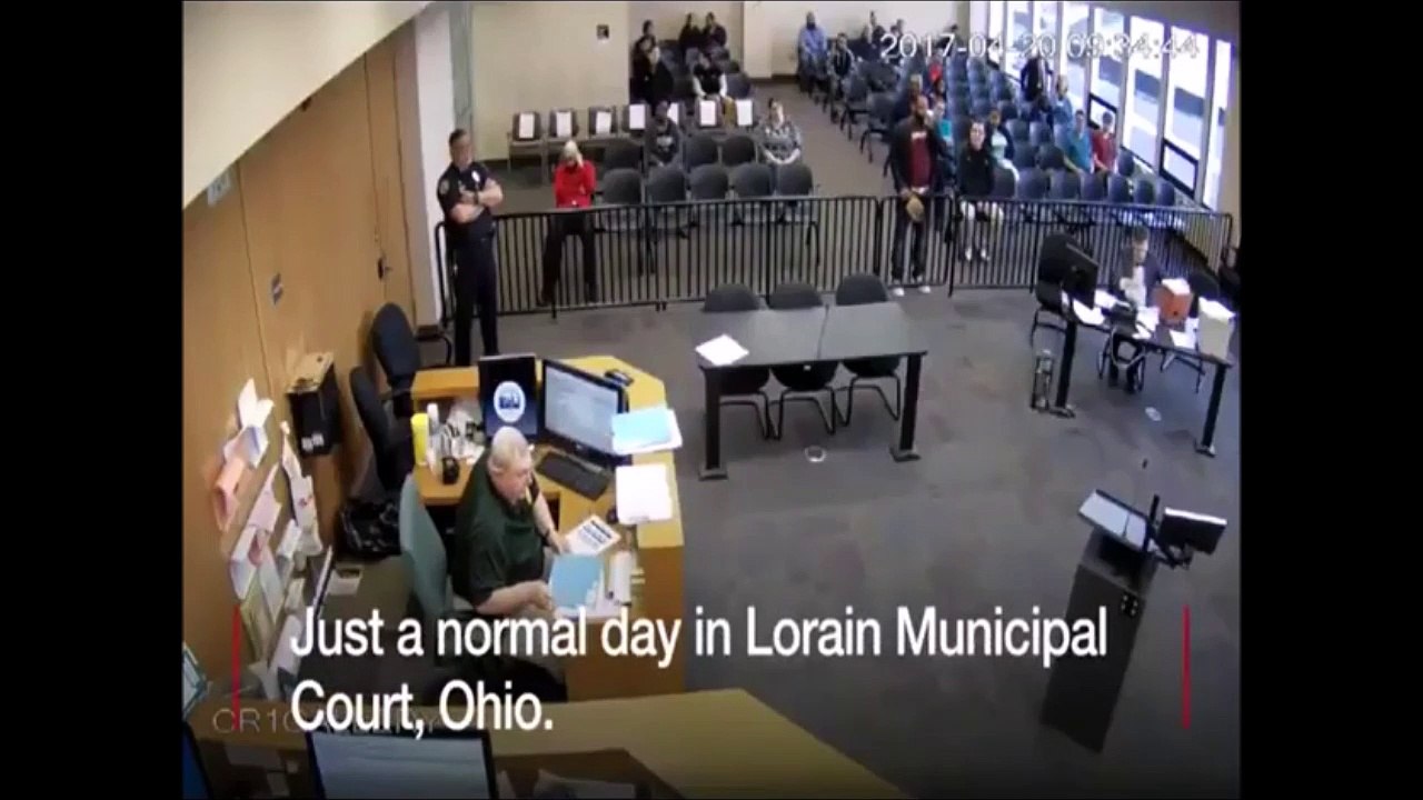 En plein tribunal ce detenu fait tomber un sachet de drogue... Oups