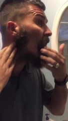 Oh la blague... Elle lui coupe la barbe alors qu'il dort!