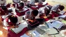 Dans cette ecole indienne les élèves apprennent à écrire des deux mains
