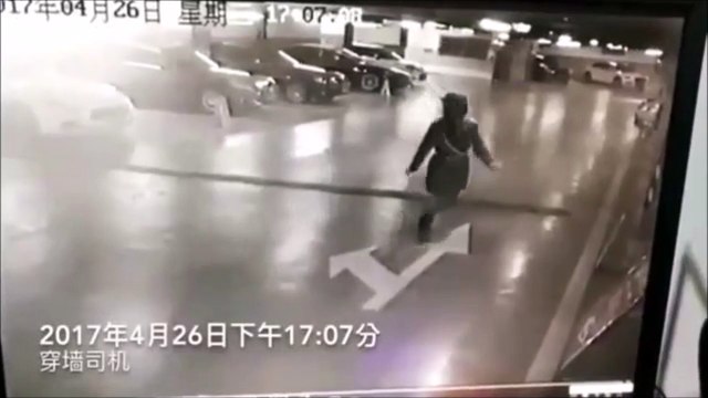 Il perd le controle de sa voiture dans un parking sous-terrain et s'encastre dans le bureau