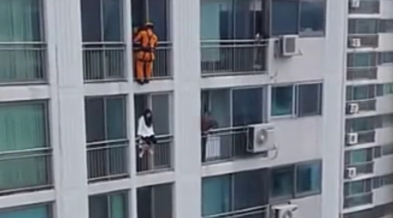 South Korean Firefighter Saves A Suicidal Girl With An Unexpected Kick
