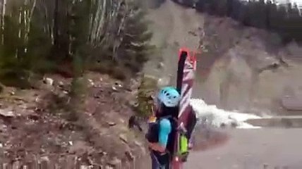 Des alpinistes passent proche d'une énorme avalanche