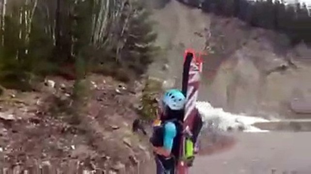 Des alpinistes passent proche d'une énorme avalanche
