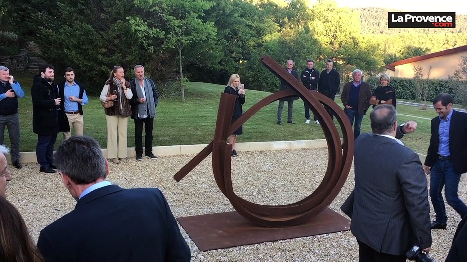 Jean-Pierre Rives dévoile une sculpture au Tholonet - Vidéo Dailymotion