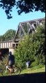 Un fou saute du haut d'un pont métallique !