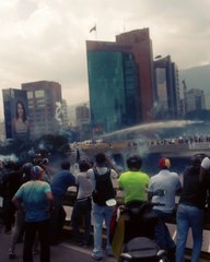 Скачать видео: Police Fire Water Cannons, Tear Gas at Caracas Protesters