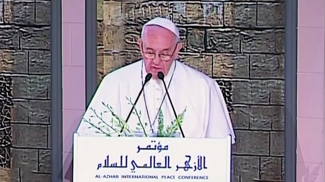 Pope Francis urges imams to preach tolerance