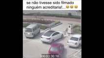 Duas mulheres tentando estacionar um carro