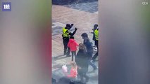 Un flic qui danse avec des petits enfants