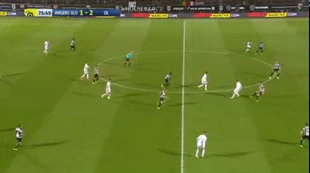 Mateo Pavlovic (Angers) receives a RED CARD  - Angers	1-2	Lyon 28.04.2017