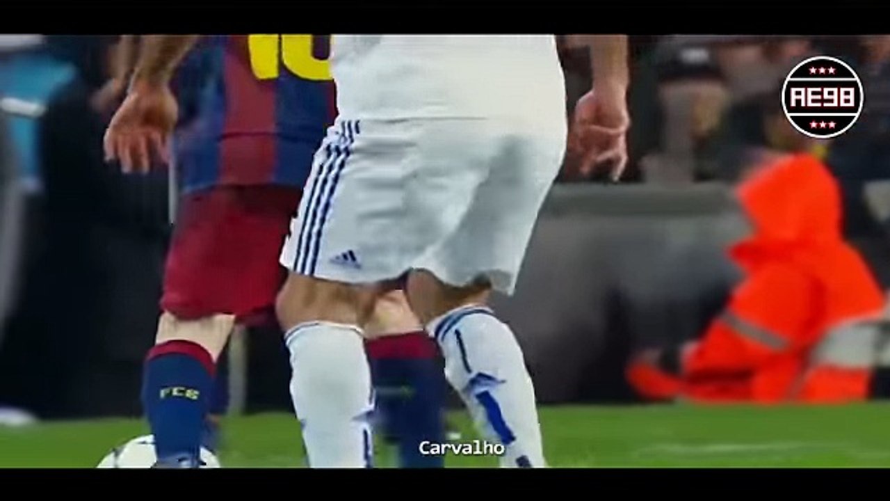 عندما يظن أساطير و نجوم كرة القدم أنهم يستطيعون إيقاف أو المرور من ليونيل ميسي...!! -