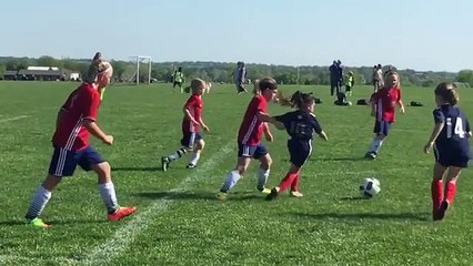 Golaço da pequena Ariana dos Santos