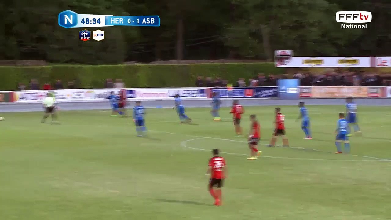 Centre de Gace qui trouve la tête de Tigroudja, mais le ballon finit hors cadre