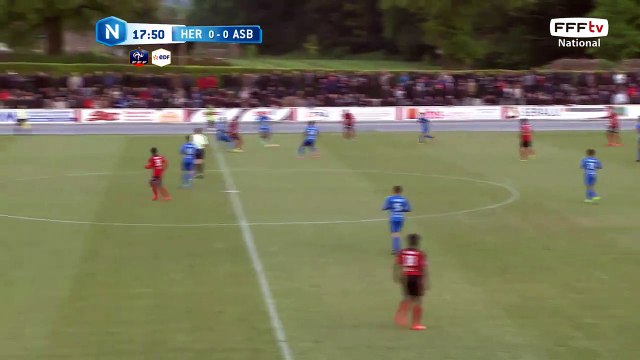 Ba qui n'arrive pas à contrôler le ballon sur cette grosse occasion !