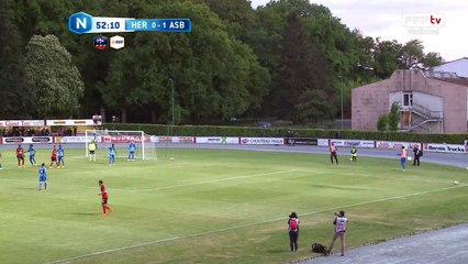 Le ballon revient sur Gace dont la frappe est contrée