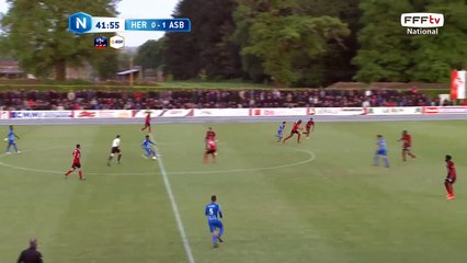 Salles qui est contré sur son dégagement et le ballon a failli rentrer dans le but vide !