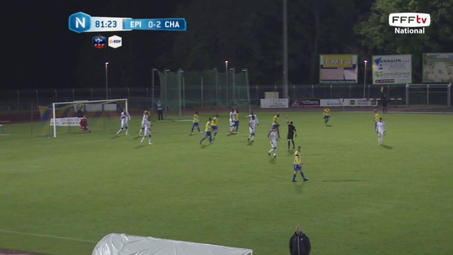 Coup franc repris de la tête sur la transversale mais il y a hors jeu.