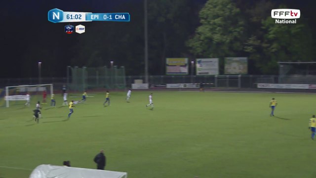 Bon centre au second poteau mais la défense de Châteauroux dégage le ballon.