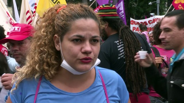 Polícia usa bombas para dispersar protesto no Rio