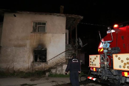 Önce Elektrik Kesildi, Sonra Camlar Kırıldı! Tehdit Ettikleri Suriyeli Ailenin Evini Kundakladılar!