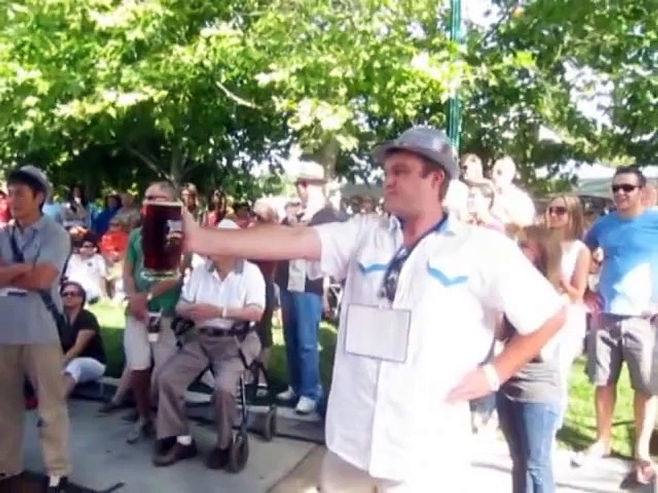 Il tient à bout de bras sa chope de bière pendant 9 minutes : record national