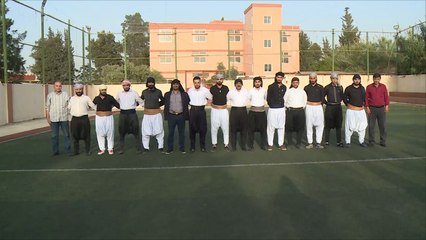 فريق كرة بلبنان يرتدي زيا عربيا تقليديا