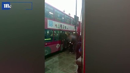 Burka-wearing woman is dragged off London bus _2017