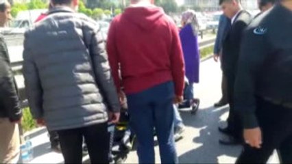 Yola Uçan Evrağını Almaya Çalışırken Araç Çarptı