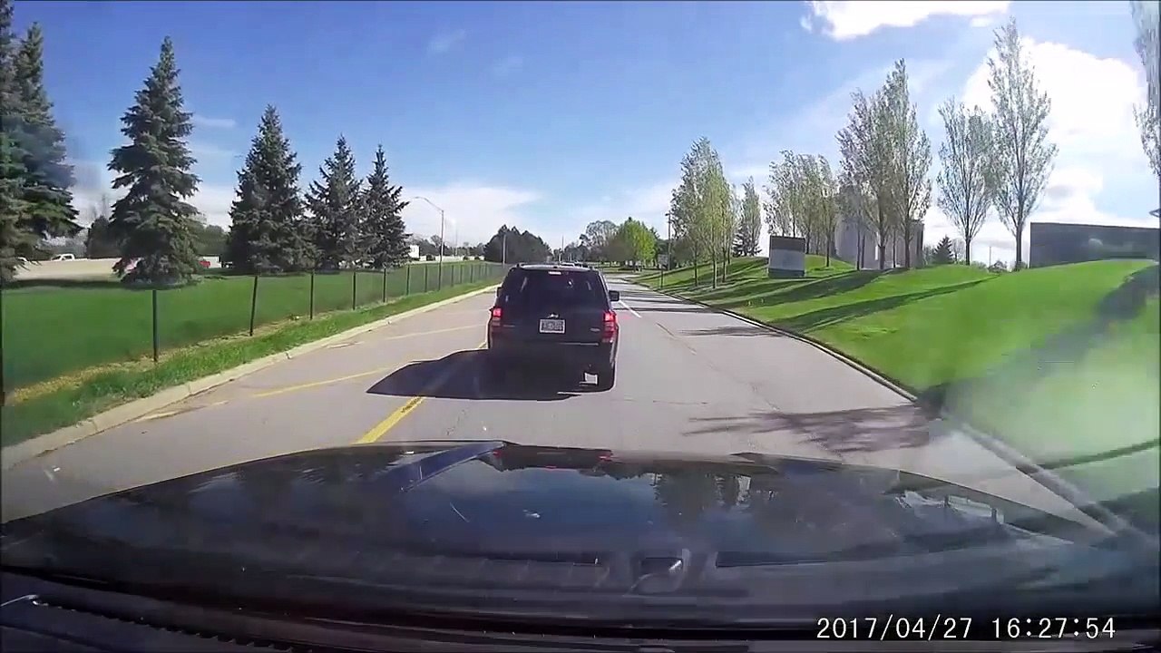 Ce chauffard colle une ambulance sur la route