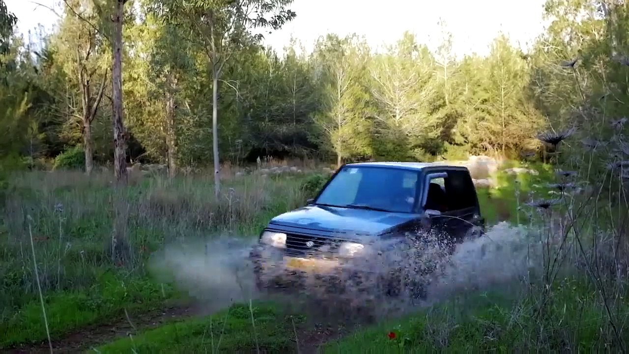 Pour vendre son 4x4 il fait une pub incroyable Jurassic Park