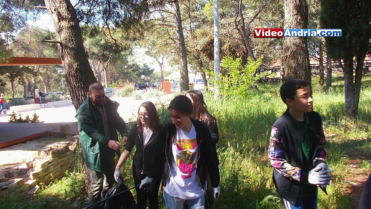 Giornata ecologica a Castel del Monte: raccolti bustoni pieni di rifiuti