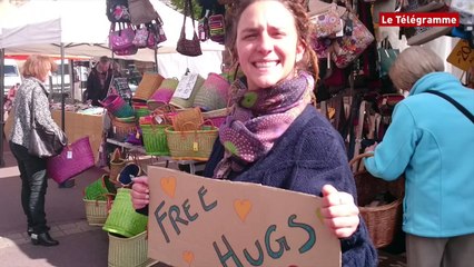 Morlaix. Des câlins gratuits sur le marché !