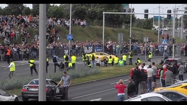 Un homme percute la foule de pleins fouets avec son bolide