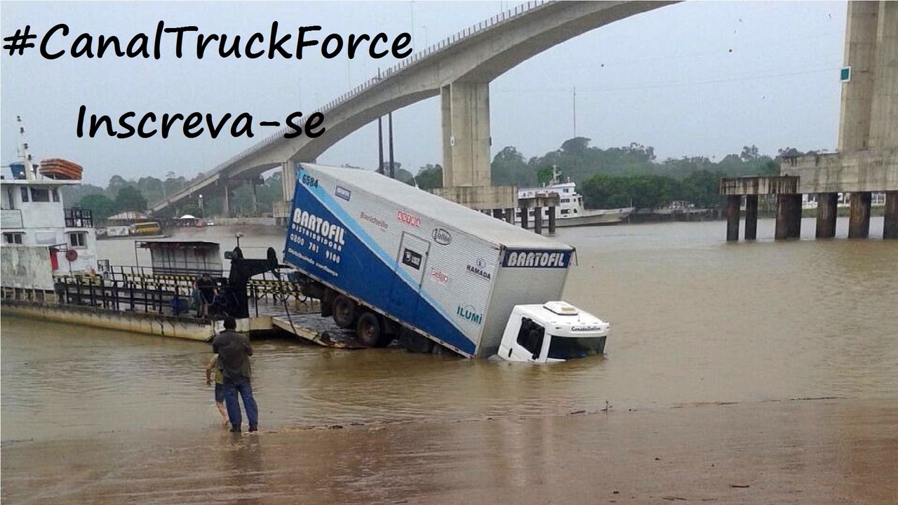 Caminhões caindo da balsa! Ferry falling trucks!