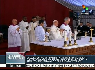 Papa rechaza "extremismo" en una misa con la minoría católica egipcia