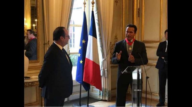 François Hollande a remis la Légion d’honneur à Arnold Schwarzenegger ! (Vidéo)