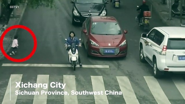 Ce gamin se fait rouler dessus par une voiture mais survit malgré tout!