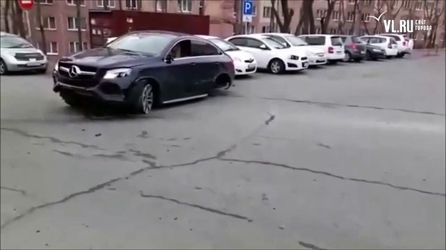 Cette chauffard a réussit à eclater 11 voitures avec son SUV