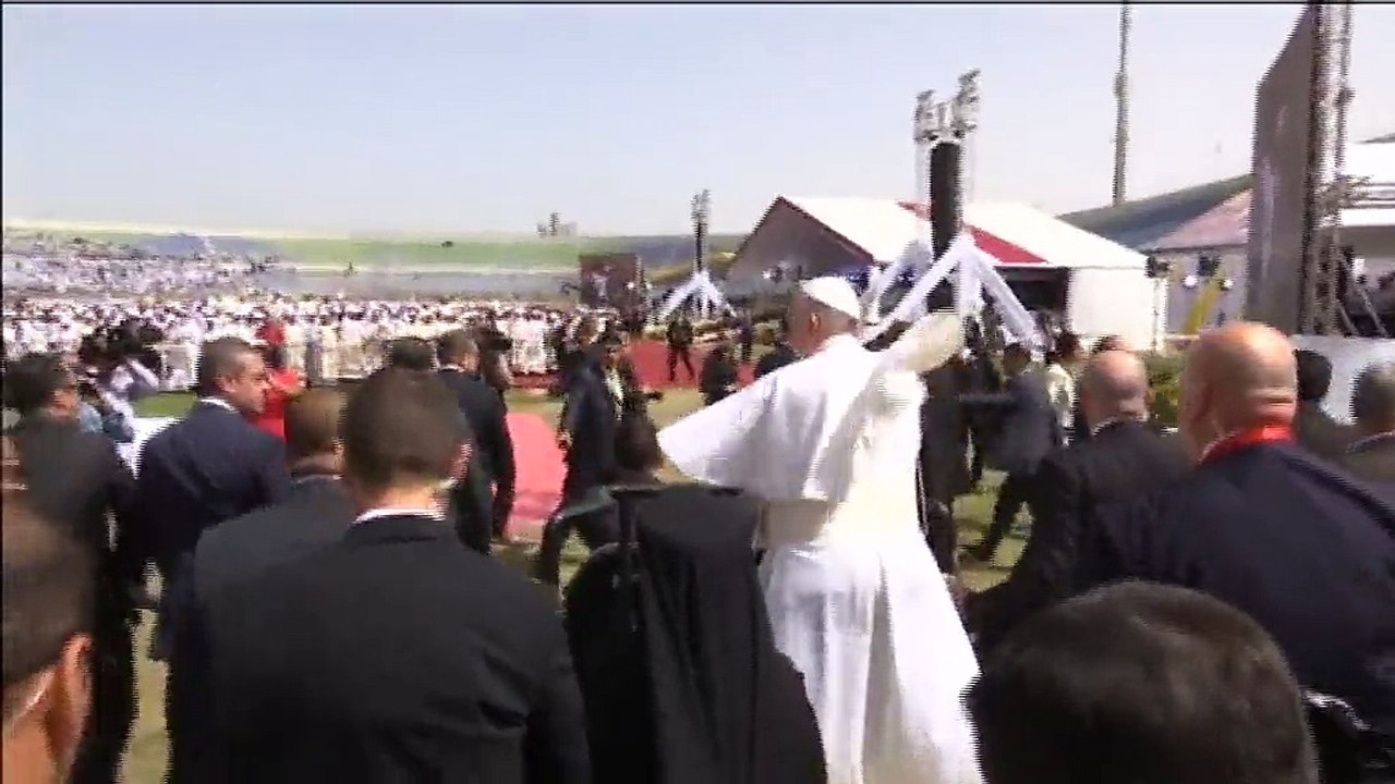 Devant ses fidèles rassemblés au Caire, le pape François fustige "l'extrémisme"