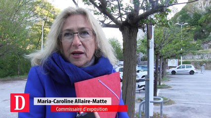 Ariège : Une sculpture de 200 kg héliportée jusqu'au château de Foix