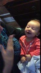 Une grand-mère sourde enseigne la langue des signes à sa petite fille et c’est MAGNIFIQUE !