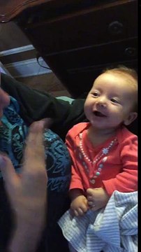 Une grand-mère sourde enseigne la langue des signes à sa petite fille et c’est MAGNIFIQUE !