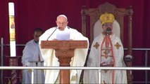 Pope Francis holds open air mass for 25,000 in Cairo