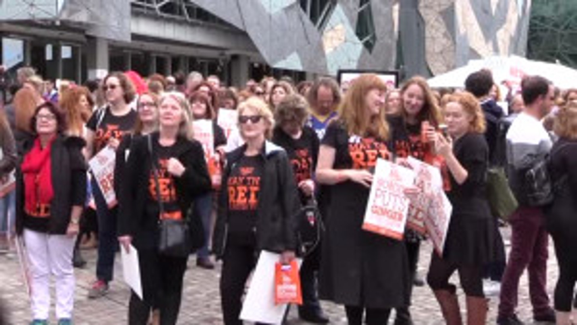 ⁣Avustralya'da Yüzlerce Kızıl Saçlı Yürüyüş Düzenledi