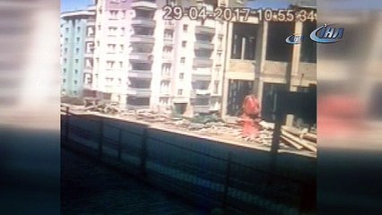 Cami inşaatındaki çökme anı kamerada