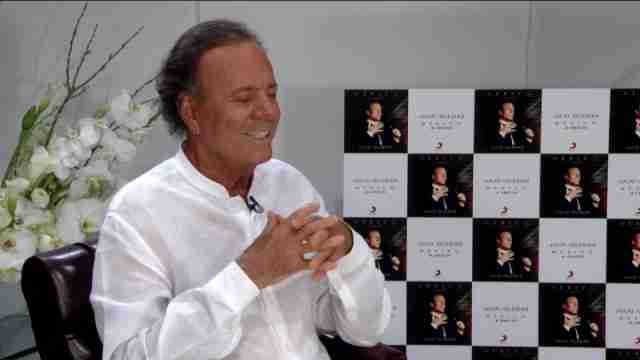 Julio Iglesias anuncia una gira en 2018 por sus 50 años como cantante