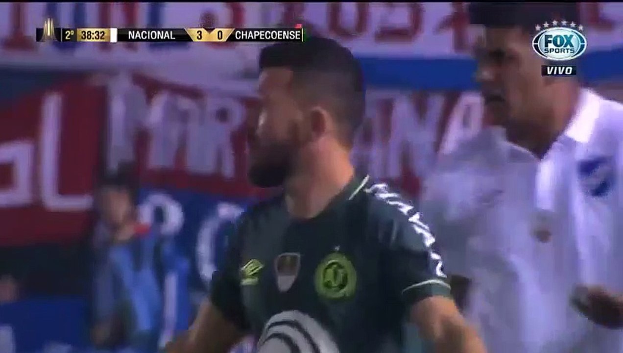 Un joueur brésilien se prend un carton rouge pour une main au cul