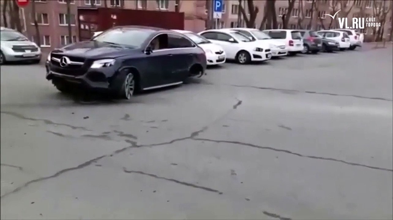 Cette chauffard a réussit à éclater 11 voitures avec son SUV