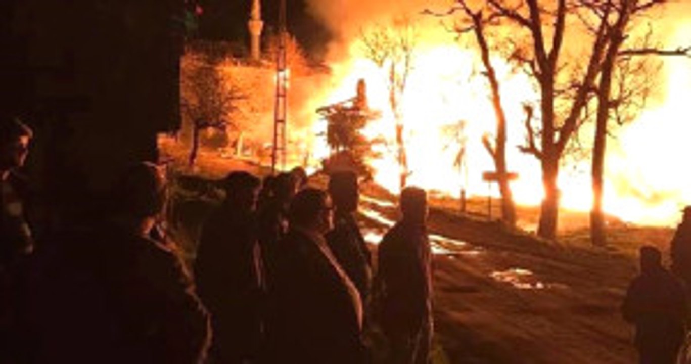 Çorum'da Bir Evde Başlayan Yangın Koca Köyü Küle Çevirdi! 50 Ev Hasar Gördü