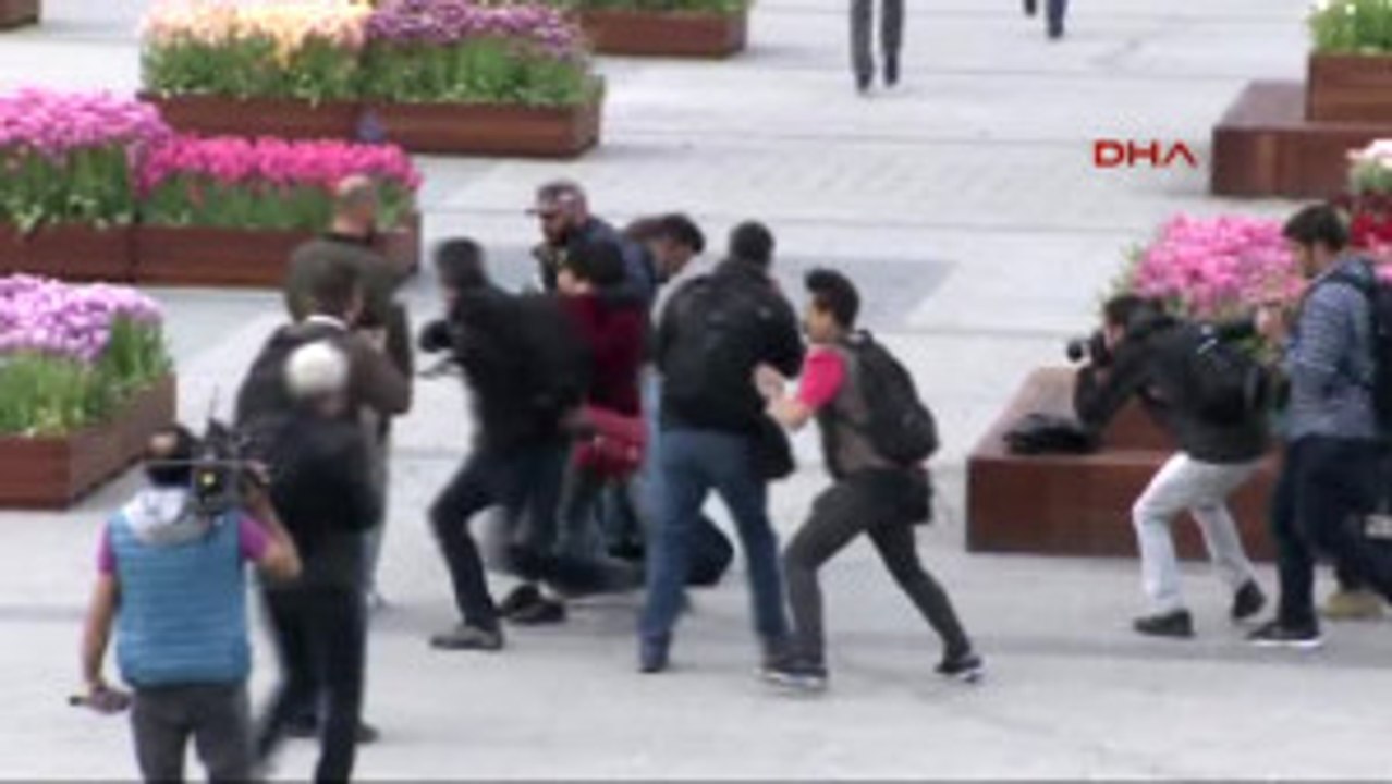 Taksim Meydanı'ndan Pankart Açmak Isteyen 2 Kadın Gözaltına Alındı